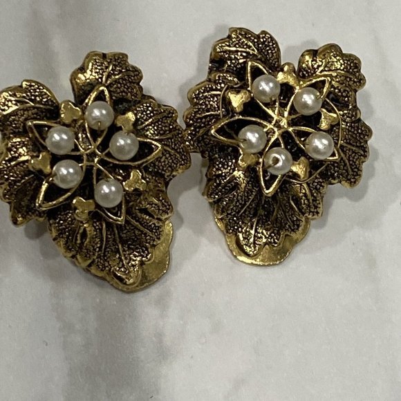 Vintage Clip On Earrings Leaf Brushed Gold Tone Faux Pearl 3/4” - Picture 10 of 12